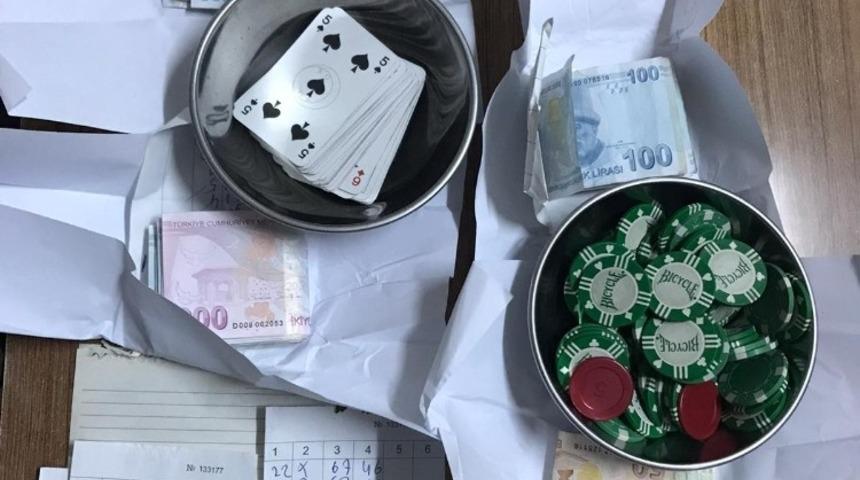 Polis kumarhaneye &ccedil;evirilen derneğe baskın yaptı