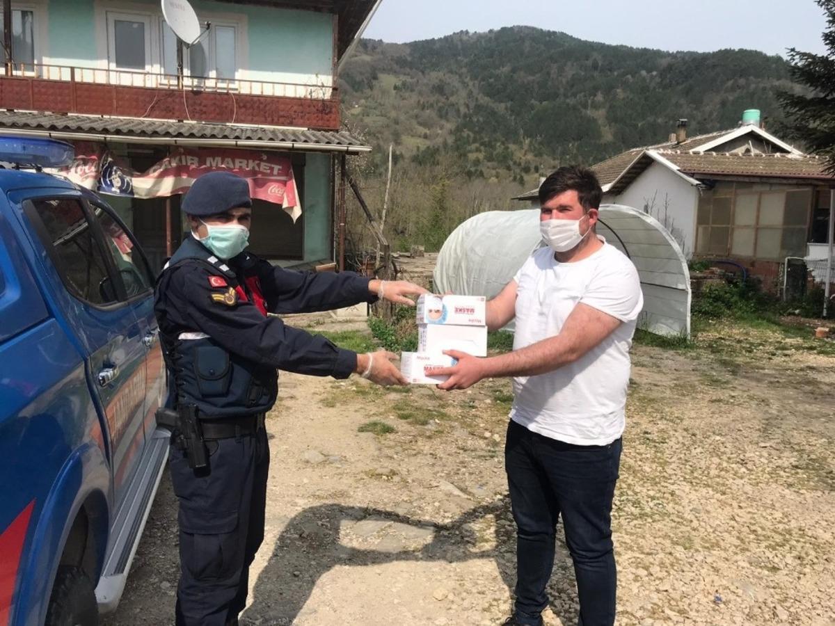 Safranbolu&rsquo;da k&ouml;y muhtarlıklarına maske dağıtıldı