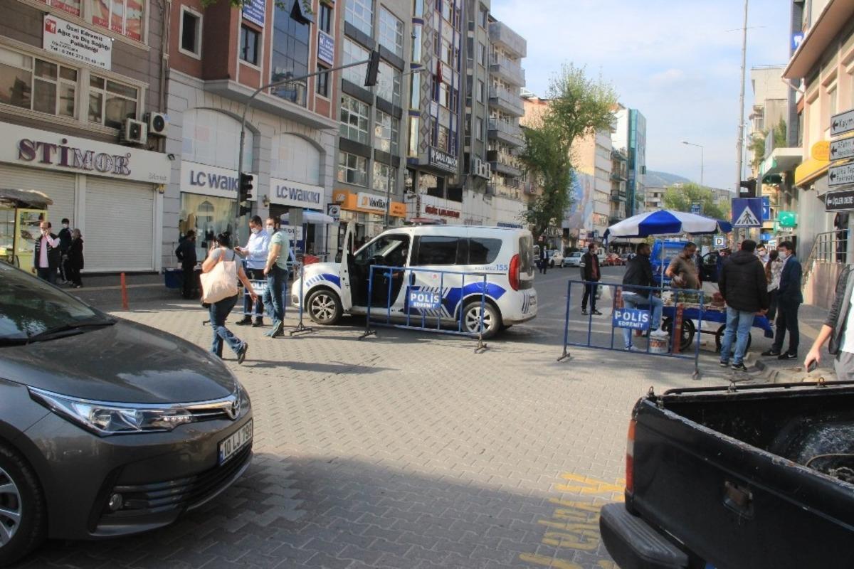 İnsan yoğunluğu artınca il&ccedil;e merkezi ara&ccedil; girişlerine kapatıldı