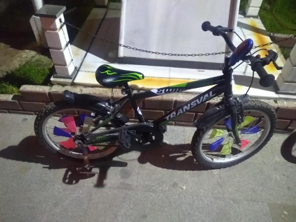 Dışarı &ccedil;ıkmamaları gerekirken bisiklet &ccedil;alarken yakalandılar