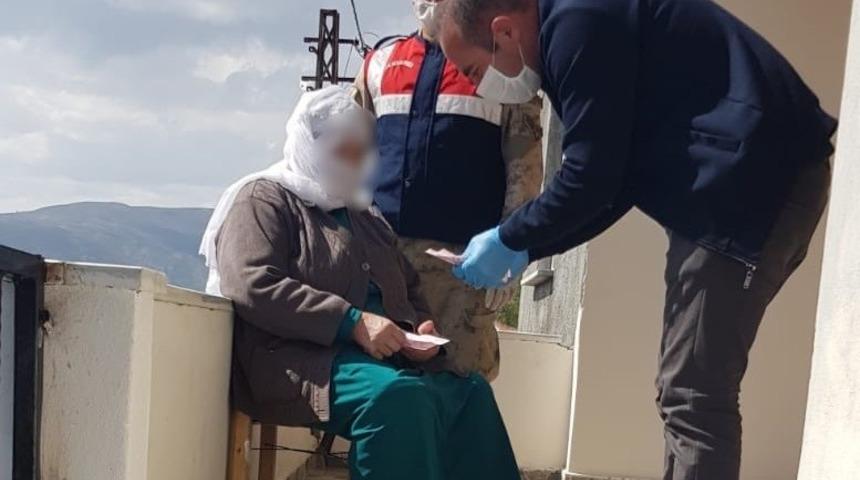 Bing&ouml;l&rsquo;de ailelere destek &ouml;demeleri ulaştırılıyor