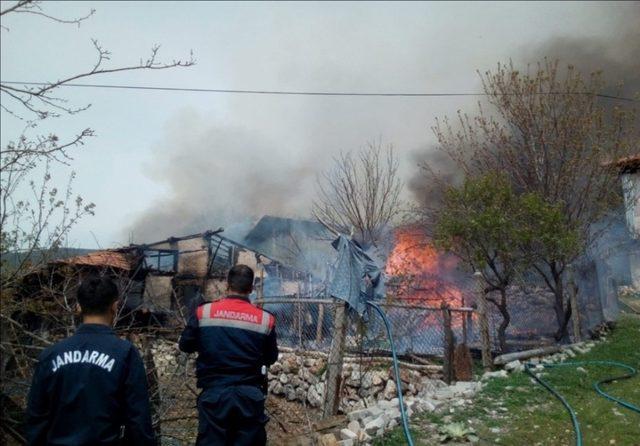 Nallıhan’da çıkan yangında ev kullanılamaz hale geldi