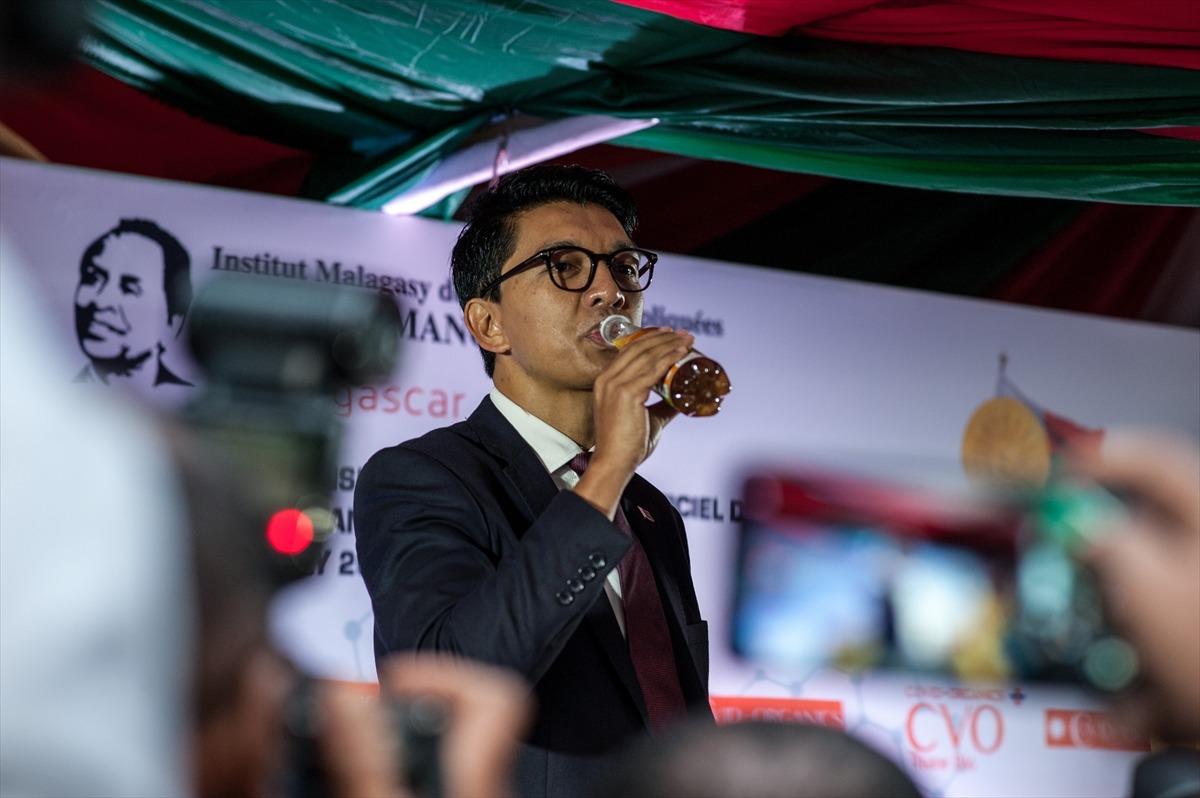 Madagaskar Cumhurbaşkanı 'koronavir&uuml;s ilacını bulduk' dedi ve kameralar &ouml;n&uuml;nde i&ccedil;ti