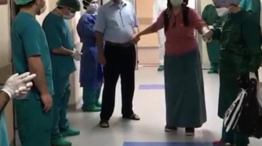 Tedavisi tamamlanan &ccedil;ift, alkışlarla taburcu edildi
