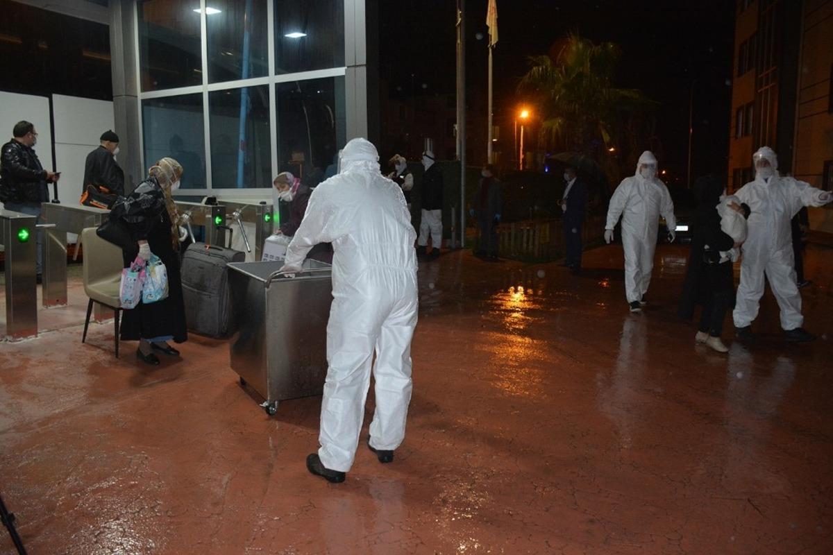 Almanya&rsquo;dan gelen yolcular &ouml;ğrenci yurduna yerleştirildi