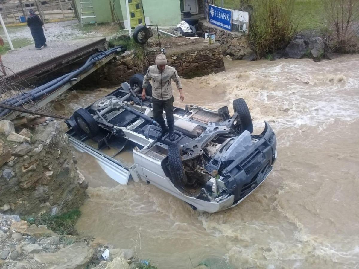 Kamyonet dereye u&ccedil;tu: 2 kişi boğulmaktan son anda kurtarıldı