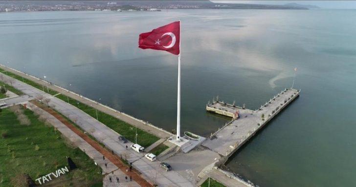 Bölgenin en büyük Türk bayrağı Tatvan’da dalgalanmaya başlandı G1