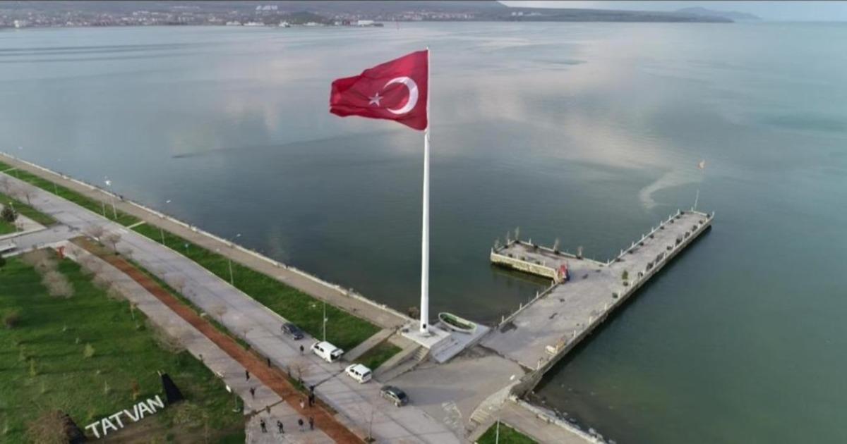B&ouml;lgenin en b&uuml;y&uuml;k T&uuml;rk bayrağı Tatvan&rsquo;da dalgalanmaya başlandı