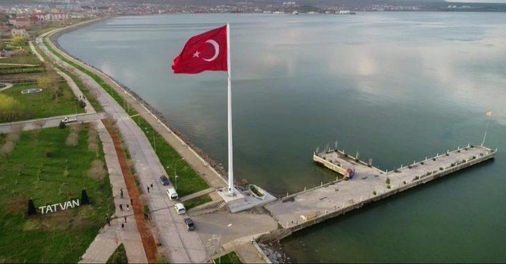 Bölgenin en büyük Türk bayrağı Tatvan’da dalgalanmaya başlandı G2