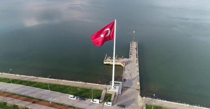 Bölgenin en büyük Türk bayrağı Tatvan’da dalgalanmaya başlandı G3