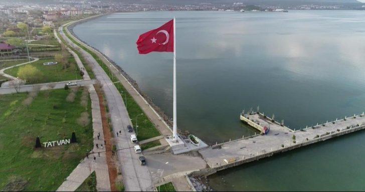 Bölgenin en büyük Türk bayrağı Tatvan’da dalgalanmaya başlandı G4