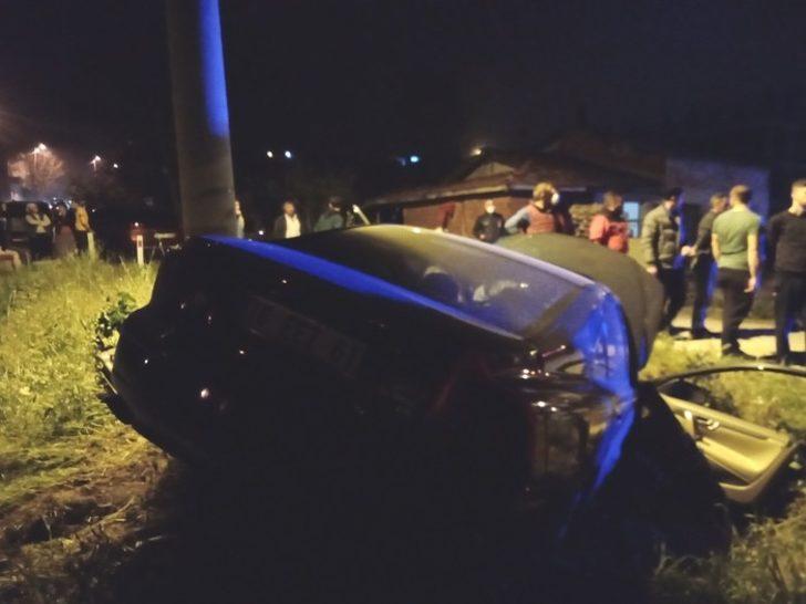 Direksiyon hakimiyetini kaybedince direğe çarparak durabildi G2