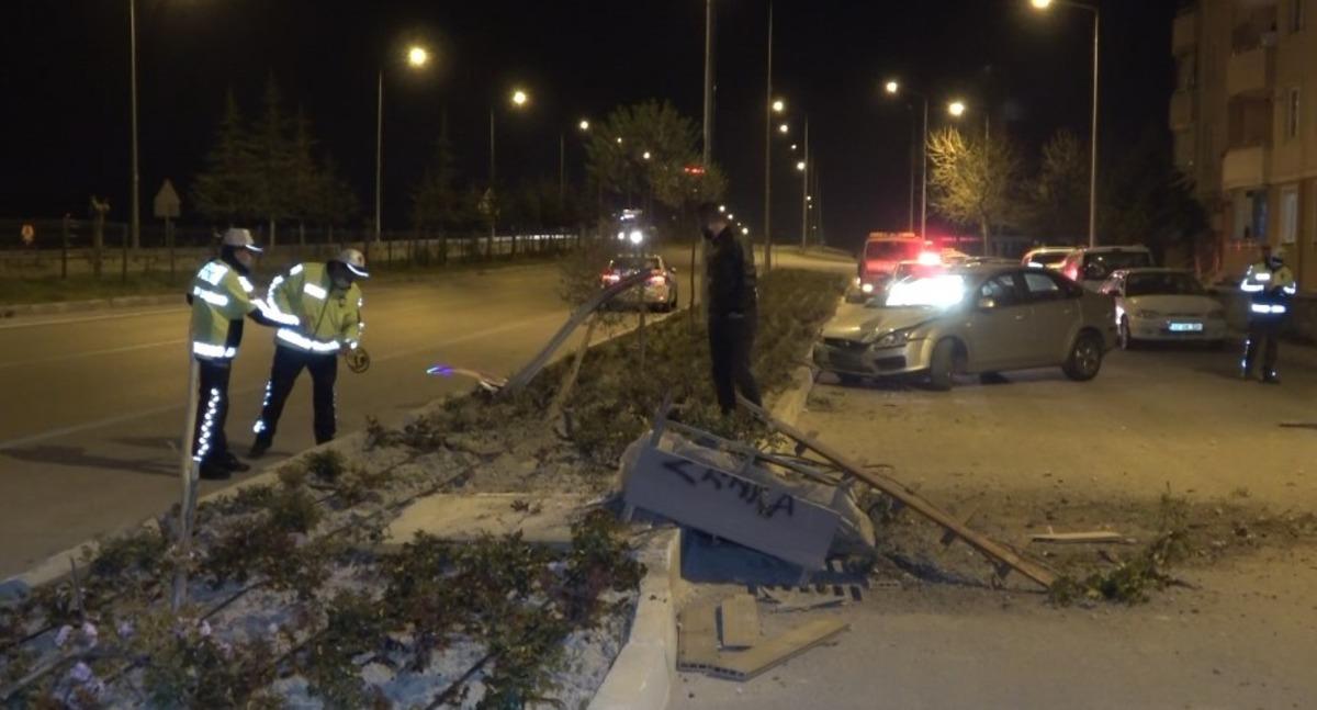 Virajı alamayan otomobil kaldırıma &ccedil;ıkıp yan yola girdi