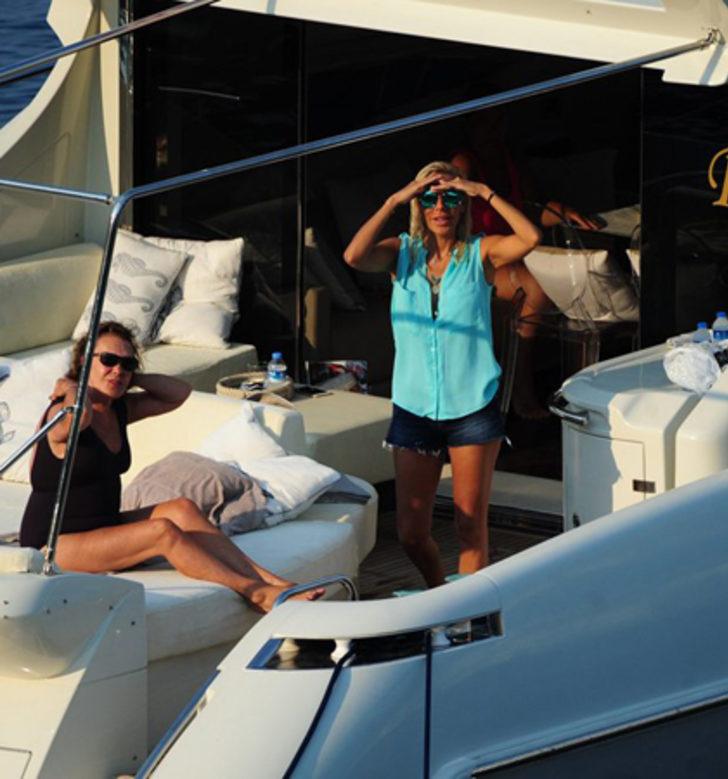 Hande Acar'a annesi tekne hediye etti G3