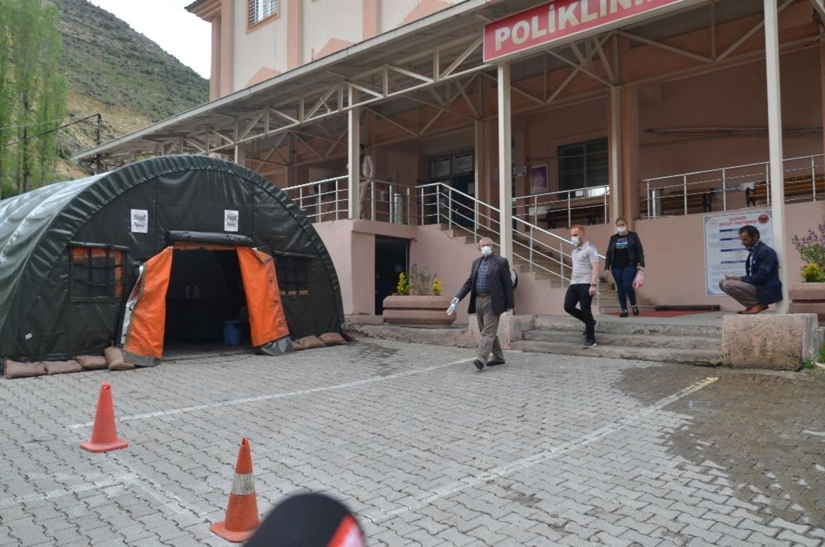 Uludere Kaymakamlığından &ouml;rnek davranış, taburcu olan hastalar &ouml;zel ara&ccedil;la evlerine bırakılıyor