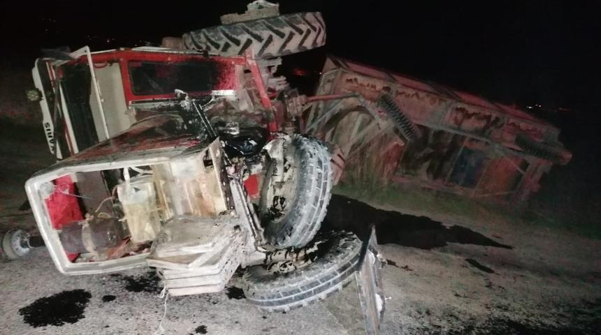 Otomobille trakt&ouml;r &ccedil;arpıştı: 2 yaralı