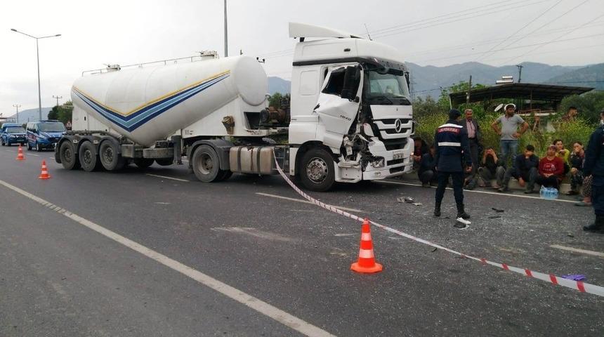 &Ccedil;imento kamyonu trakt&ouml;re &ccedil;arptı; 1 &ouml;l&uuml;