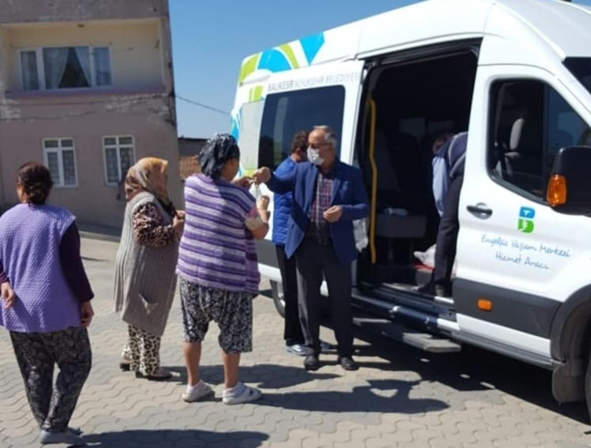 Erdek&rsquo;te esnafa gıda yardımı