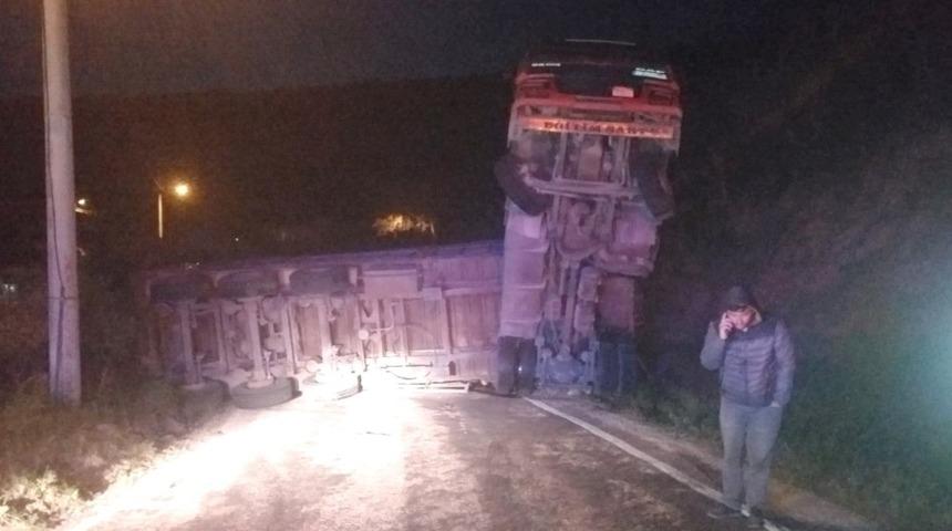 Erdek&rsquo;te odun y&uuml;kl&uuml; Tır devrildi