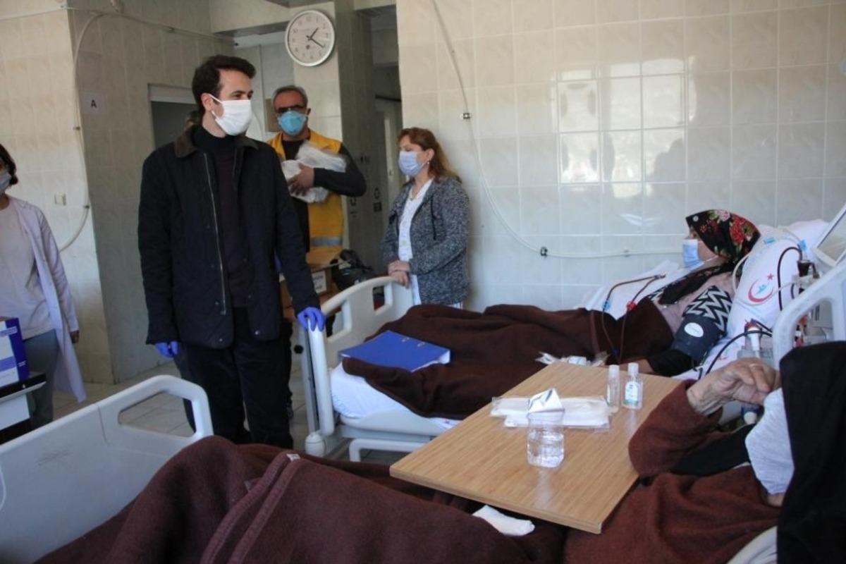Kaymakam A&ccedil;ıkg&ouml;z, diyaliz hastalarını ziyaret ederek maske dağıttı