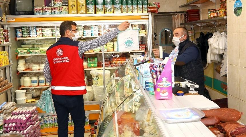 Aksaray Belediyesi esnaflara maske ve eldiven dağıttı