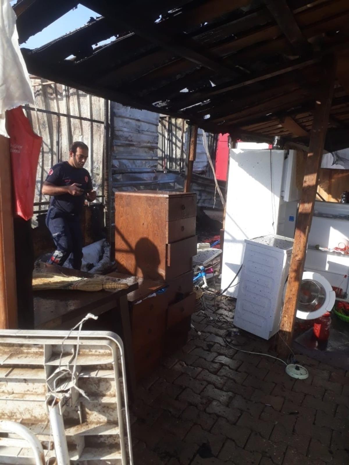 Antalya&rsquo;da tarım iş&ccedil;ilerinin barakasında yangın