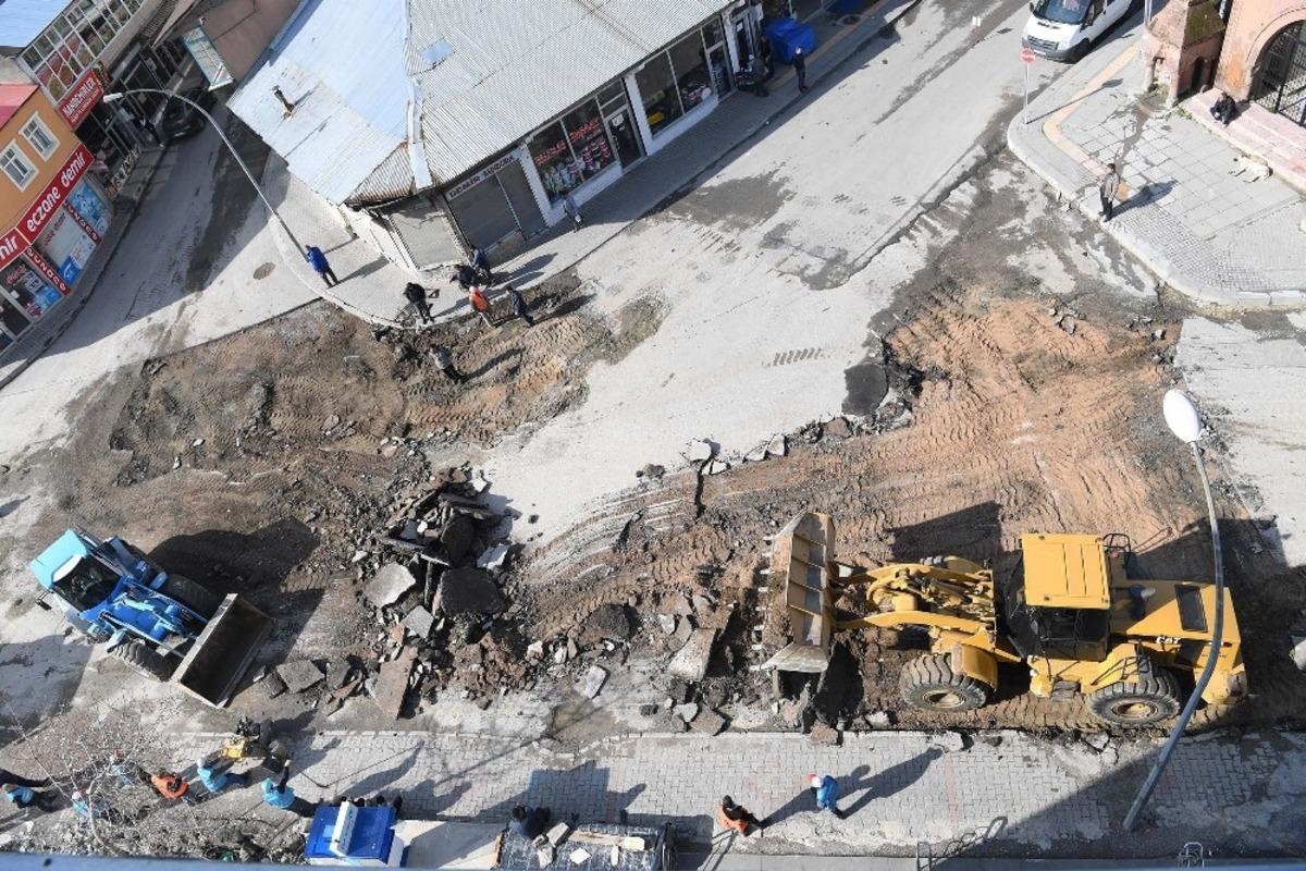 Muş Belediyesinin asfalt &ccedil;alışmaları s&uuml;r&uuml;yor