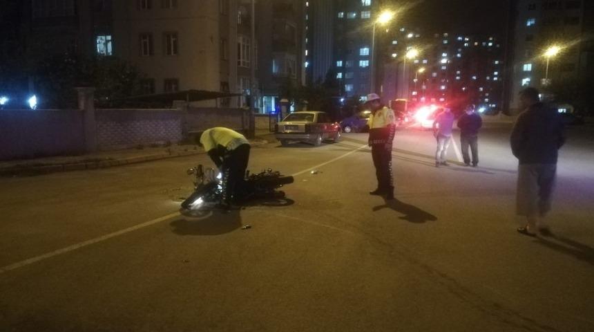 Otomobil motosiklete &ccedil;arptı: 2 yaralı