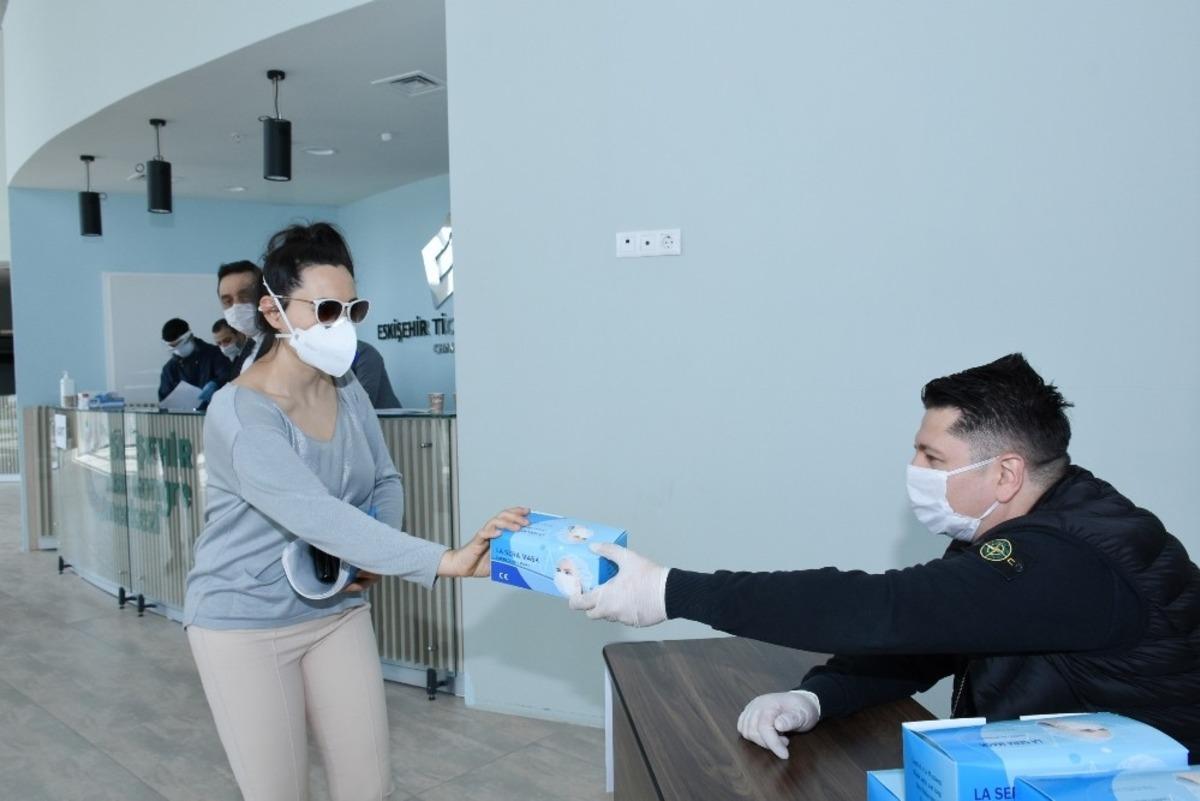 Eskişehir&rsquo;de toplu &ccedil;alışılan iş yerlerine &uuml;cretsiz maske dağıtılmaya başlandı