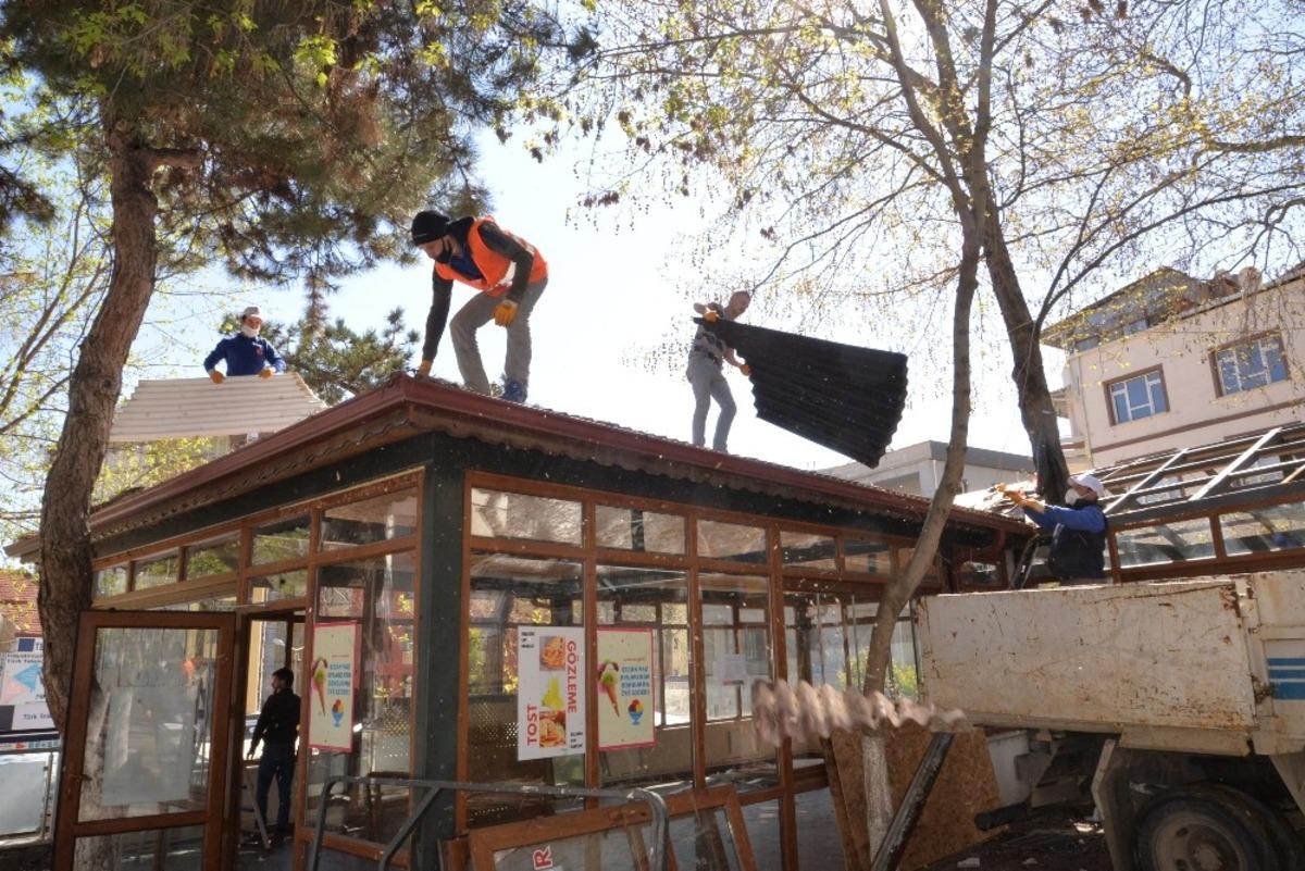 Aile &ccedil;ay bah&ccedil;esindeki yıkım &ccedil;alışmaları başladı