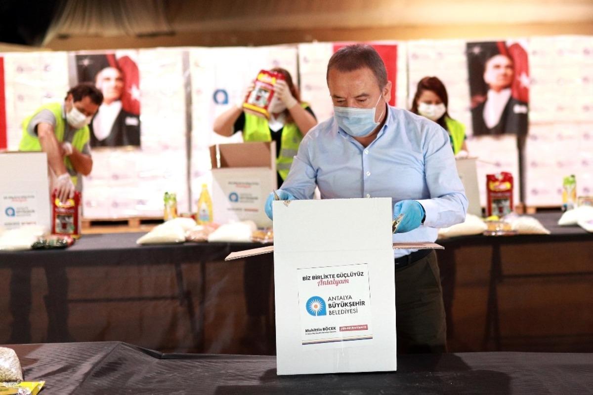 Başkan B&ouml;cek gıda kolisi hazırladı