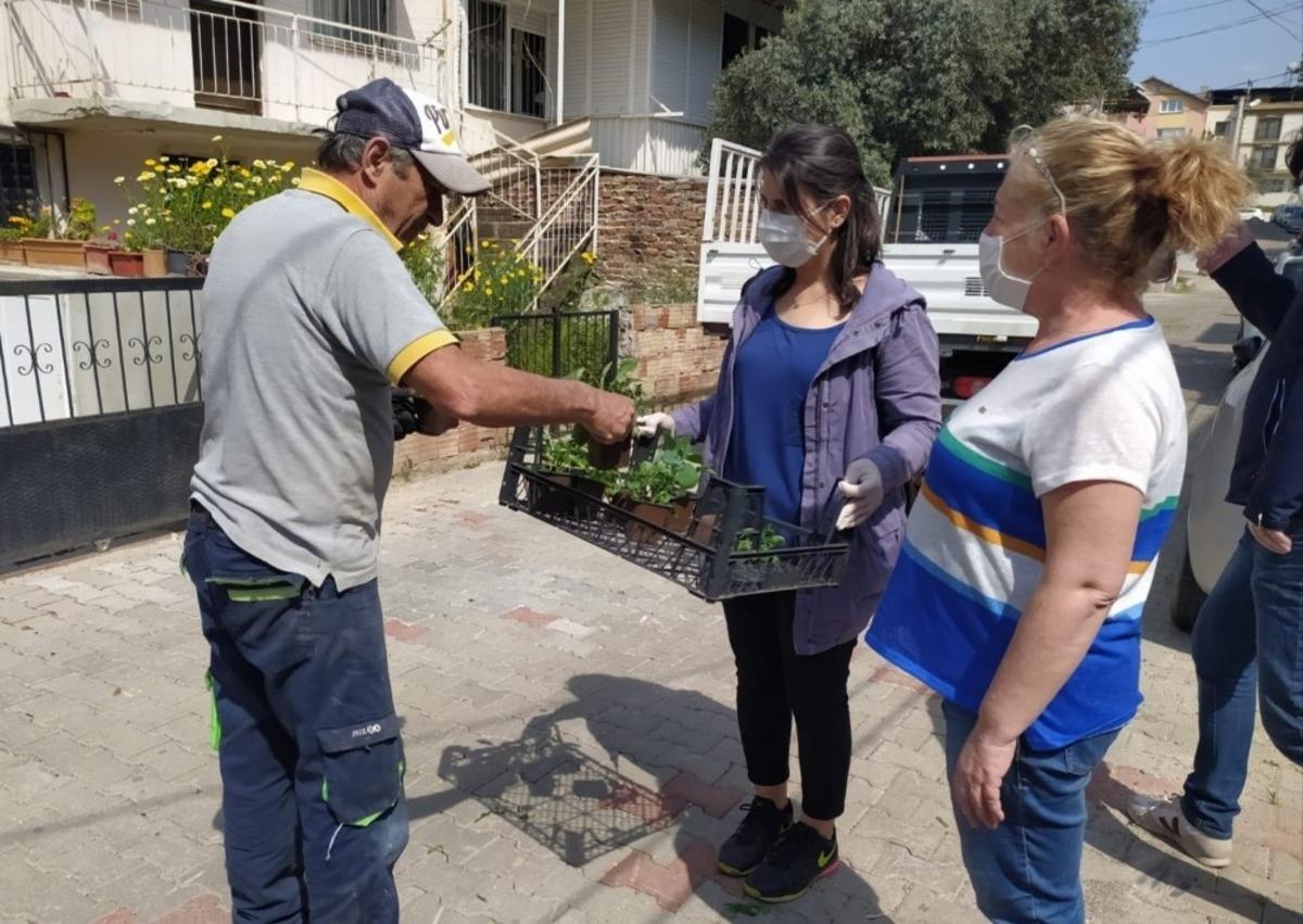 Buca&rsquo;da balkon tarımı başladı: &ldquo;Evde kal, evde &uuml;ret&rdquo;