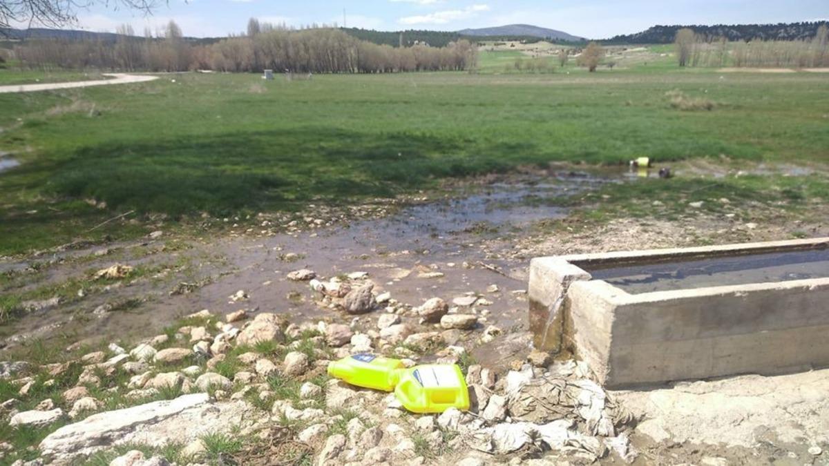 Aslanapa&rsquo;da tarım arazilerine atılan zirai ila&ccedil; atıkları tehlike sa&ccedil;ıyor
