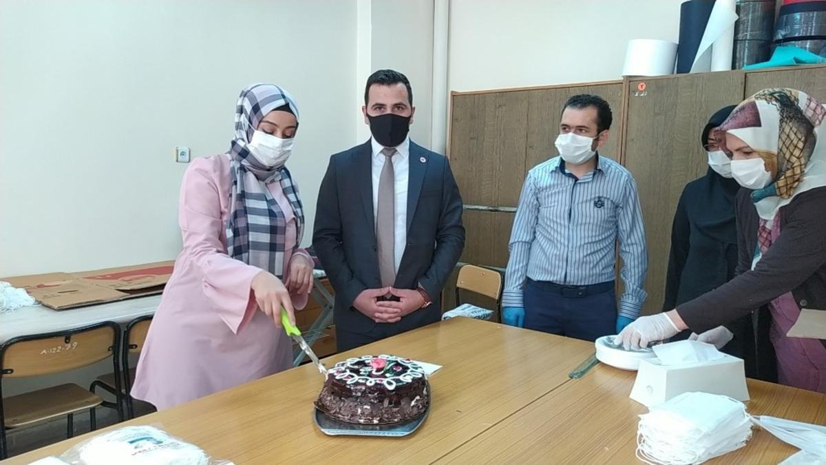 Maske g&ouml;n&uuml;ll&uuml;lerine Kaymakam&rsquo;dan pasta ikramı