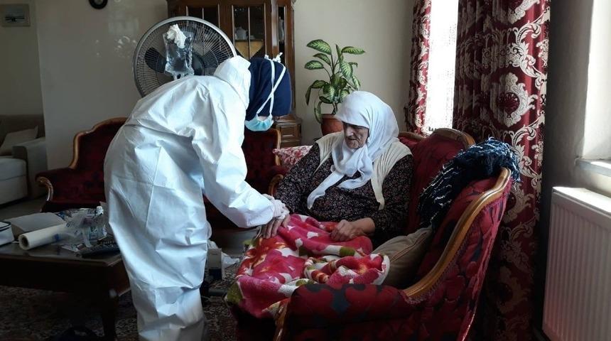 Kartepeli yaşlıların bakımları evlerinde yapılıyor