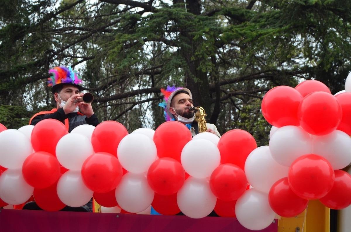 M&uuml;zik kamyonuyla eğlendiler