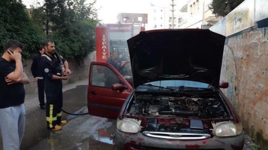 Park halindeki otomobil yandı