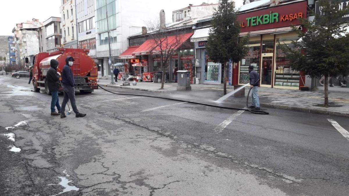 Kars&rsquo;ta belediye cadde ve sokakları korona vir&uuml;se karşı yıkıyor