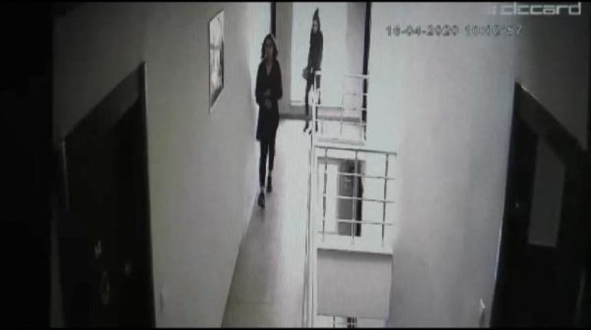 Erkek arkadaşının başına silah dayayıp parasını gasp etmeye kalktı!