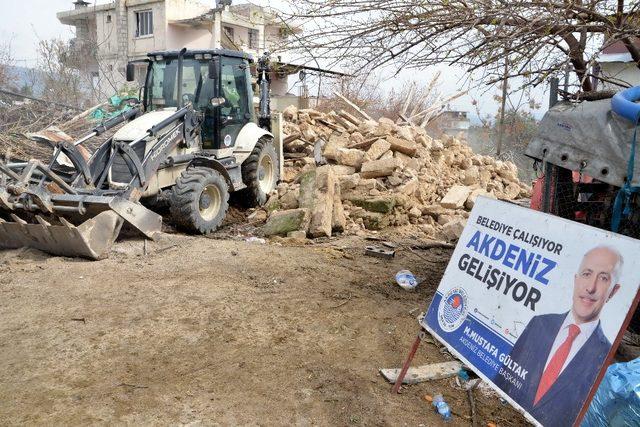 Akdeniz’de halk sağlığını tehdit eden yapılar yıkılıyor