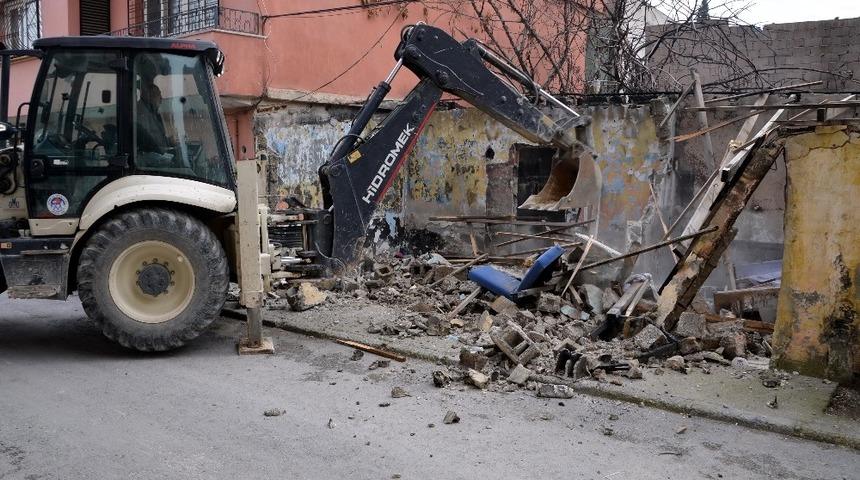Akdeniz&rsquo;de halk sağlığını tehdit eden yapılar yıkılıyor