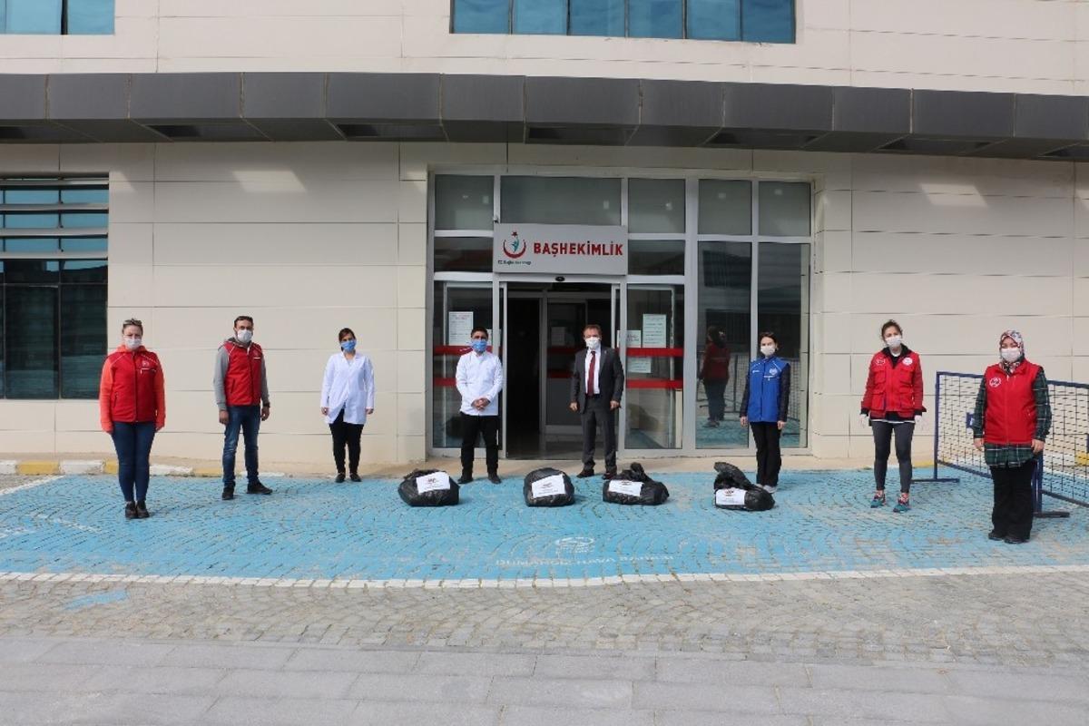 Gen&ccedil;lik liderleri siperlik maske &uuml;retti