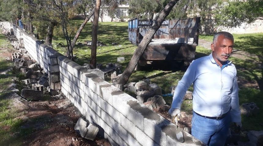 K&ouml;ye iş&ccedil;i almayan muhtar, k&ouml;y&uuml;n duvarını kendisi &ouml;rd&uuml;