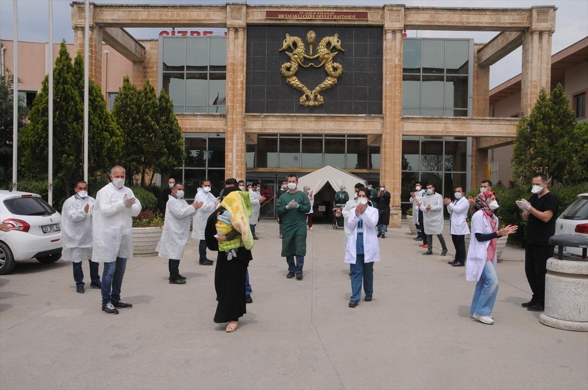 Koronavir&uuml;s&uuml; yenen bebek alkışlarla taburcu edildi