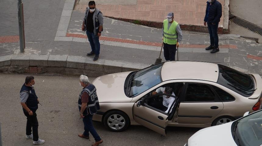 Trafik ışıklarında tartışan s&uuml;r&uuml;c&uuml;lere 6 bin 300 lira sosyal mesafeyi ihlal cezası