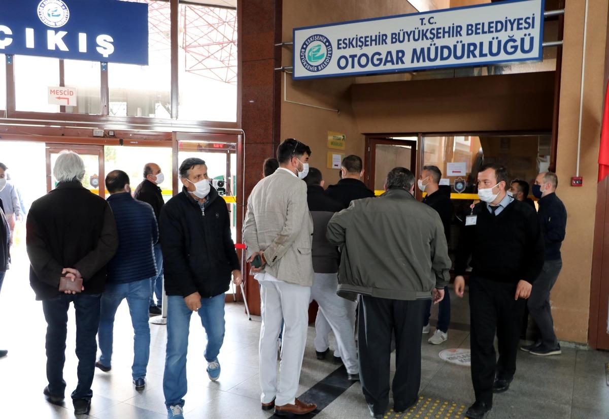 Seyahat i&ccedil;in belge almak isteyenler isyan etti: '7 saattir bekleyen var'