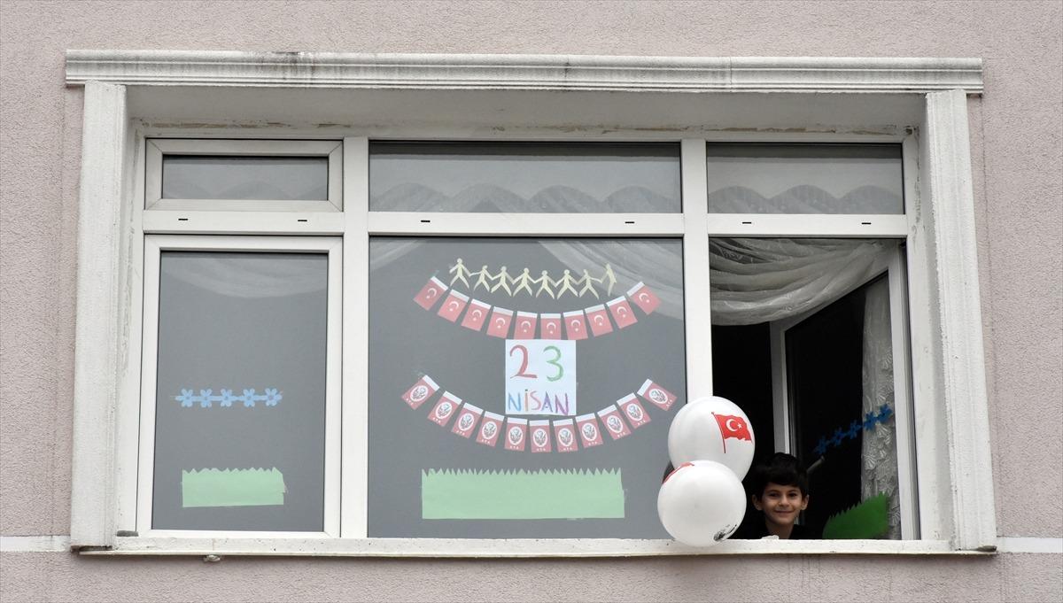 Pencereler 23 Nisan coşkusu i&ccedil;in s&uuml;slendi