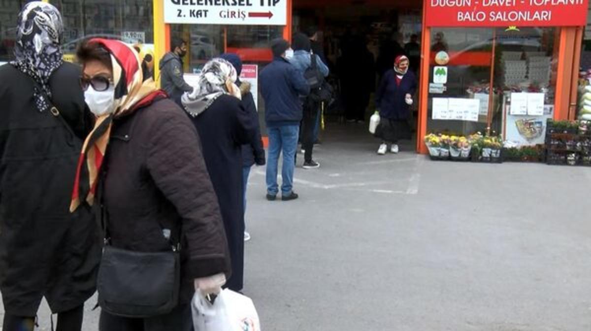 Alışveriş kuyruğu sokağa taştı!