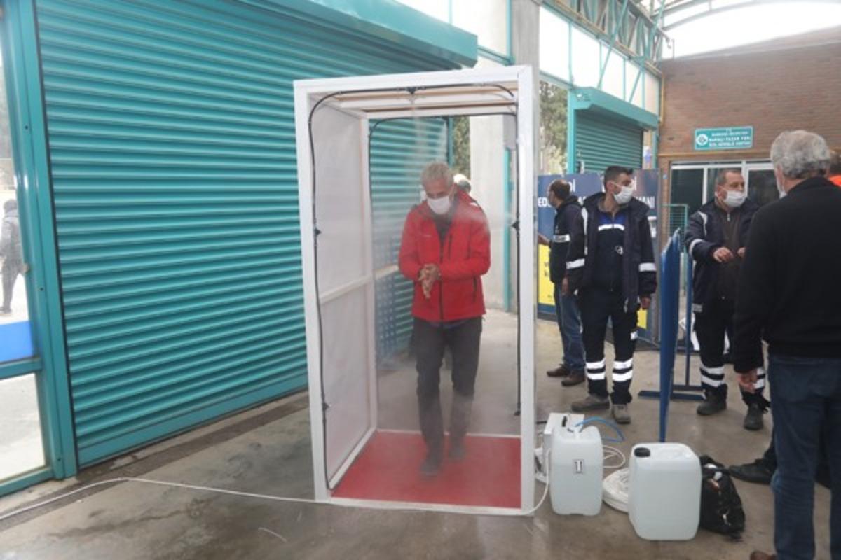 Kapalı Pazar Yeri&rsquo;ne dezenfektan t&uuml;nelleri yerleştirildi