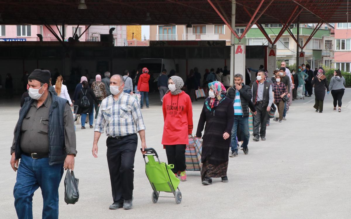 Dezenfeksiyon t&uuml;nelinden ge&ccedil;ip, ateşleri &ouml;l&ccedil;&uuml;ld&uuml;kten sonra alışverişe başladılar